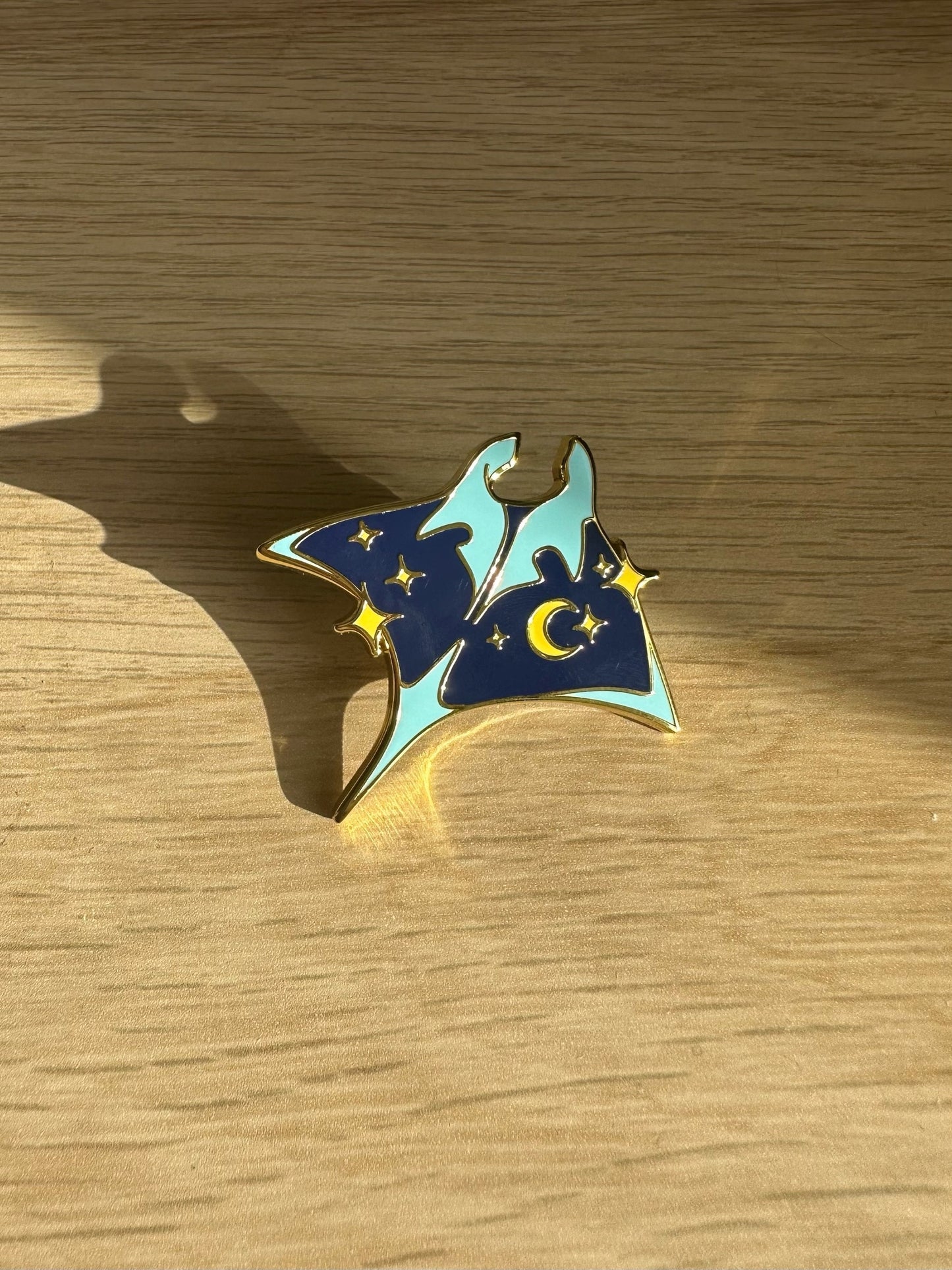 Manta pin